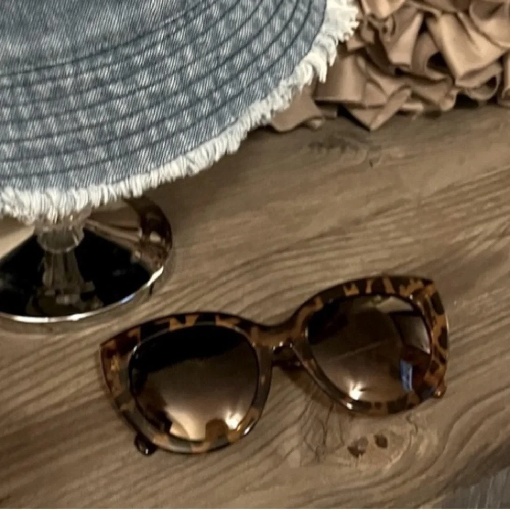 Thomas James Women’s Tortoise Print Frame Sun Glasses & Denim Fringe Bucket Hat